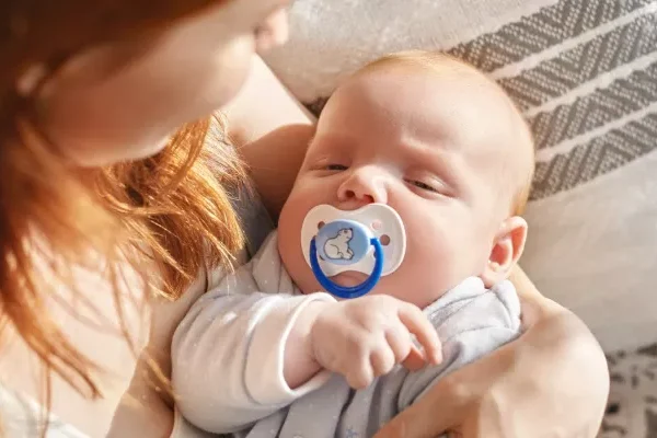 Bebeklerde Emzik Kullanımı Nasıl Olmalıdır?
