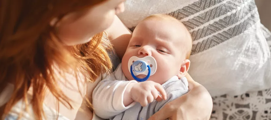 bebeklerde-emzik-kullanimi-nasil-olmalidir