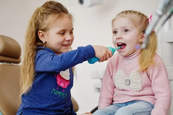Çocuklarda Diş Sağlığını Korumanın Önemi ve Yöntemleri